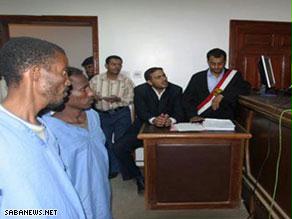 مجموعة من القراصنة الصوماليين أثناء محاكمتهم باليمن
