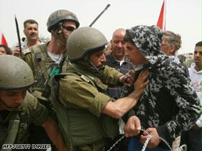 القوات الإسرائيلية تصّعد حملة الاعتقالات ضد الفلسطينيين وسط أنباء عن قرب بدء مفاوضات سلام غير مباشرة بين الجانبين