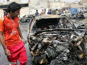 سيارة مدمرة جراء تفجير في العراق (من الأرشيف)