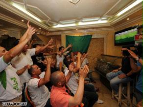 مجموعة من الجزائريين خلال متابعتهم مجريات مباراة الجزائر وسلوفينيا