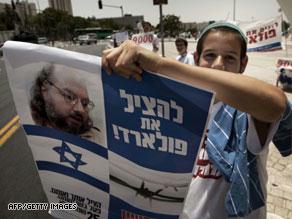 مراهق إسرائيلي يحمل صورة بولارد