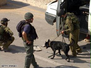الجنود الإسرائيليون اعتقلوا أبو رحمة أثناء مشاركته بمظاهرة وأطلقوا الرصاص المطاطي على قدميه ثم تركوه ممداً على الأرض