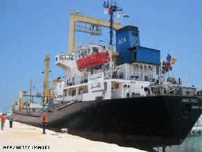 سفينة الأمل ترسو بميناء العريش بعدما منعتها البحرية الإسرائيلية من التوجه إلى غزة