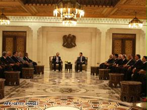 الأسد مع الوفد المرافق في اجتماعه مع الأسد