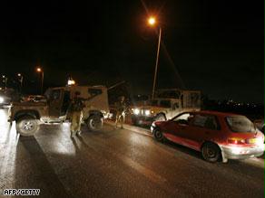 سيارة عسكرية إسرائيلية في موقع إطلاق النار