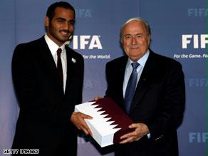 ممثل قطر يسلم جوزيف بلاتر ملف استضافة كأس العالم 2022