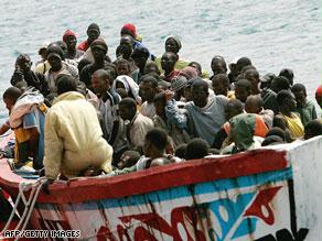 قارب يقل مهاجرين غير شرعيين