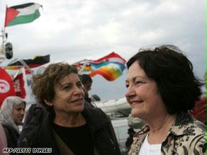 الحائزة على جائزة نوبل للسلام، ميريد ماغواير (إلى اليمين) أثناء مشاركتها في رحلة ''ريتشل كوري'' لغزة
