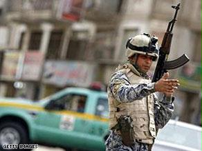 أحد عناصر الأمن العراقيين في بغداد