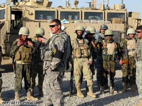 عناصر من قوات عراقية ومسؤول عسكري أمريكي