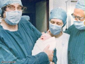 إدواردز يحمل أول طفل أنابيب في العالم
