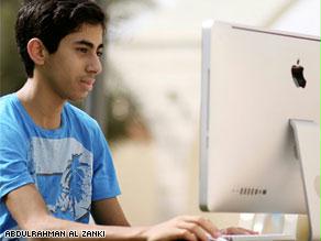 عبد الرحمن الزنكي خلال عمله على برمجة إحدى الألعاب