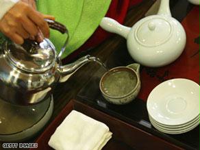 هناك أنواع عدة من الشاي، منها الأسود والأخضر وحتى الأبيض