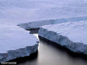 ارتطام كتلة جليدية عائمة تسبب في انفصال الكتلة الجليدية الضخمة