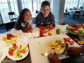 تناول الطعام الصحي مع العائلة من أهم عوامل حماية الأطفال من خطر السمنة