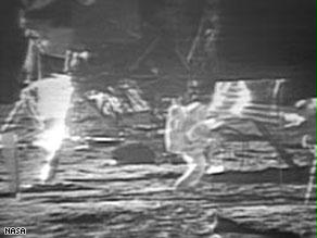 من صور وزعتها ناسا حول رواد فضاء يسيرون على القمر