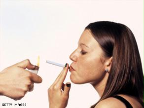 الإعلانات تستهدف الإيقاع بالنساء في شرك التدخين
