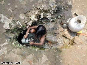 طفلة تجمع مياه للشرب ببنغلاديش