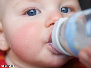 ينصح بوقف إرضاع الطفل من الزجاجة في الشهر التاسع، كما تقول الدراسة
