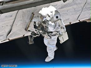 تسبح محطة الفضاء على ارتفاع مئات الكيلومترات فوق الأرض