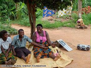 أسرة أفريقية في تنزانيا تستخدم الطاقة الشمسية في الاستماع إلى الإذاعة