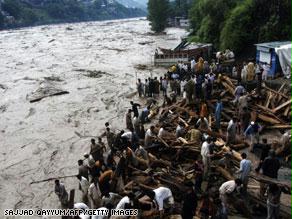 مئات الآلاف تضرروا جراء الفيضانات