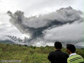 بركان سينابونغ يثور للمرة الثانية خلال أقل من أسبوع بعد سكون لأربعة قرون