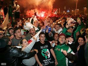 الجزائريون يحتفلون بتأهل منتخبهم للدور الثاني لبطولة كأس أمم إفريقيا
