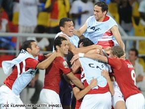 طوفان من اللاعبين المصريين يحيط بـ''جدو''