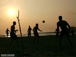 فلسطينيون يلعبون على شاطئ البحر قرب أحد المخيمات الفلسطينية