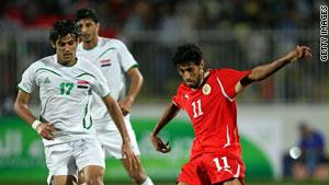 صراع على الكرة بين لاعبي المنتخبين العراقي والبحريني