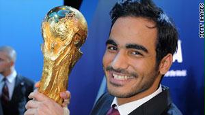 الأمير القطري يرفع كأس العالم بعد فوز بلاده بحق استضافة المونديال