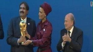 أمير قطر وزوجته مع كأس العالم أمام بلاتر