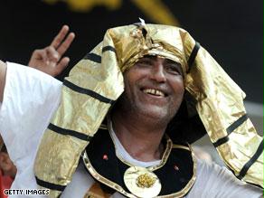 أحد مشجعي المنتخب المصري وقد ارتدى زي الفراعنة التقليدي