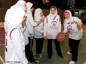 لاعبات بأول فريق سعودي لكرة السلة