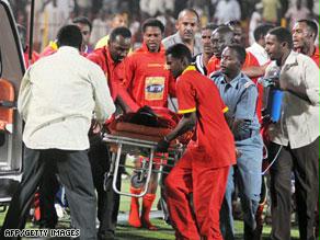 اللاعب إيداهور ينقل إلى سيارة الإسعاف إثر انهياره نتيجة ارتطام بلاعب خصم في الدوري السوداني