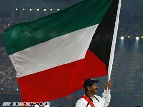 أحد لاعبي المنتخب الكويتي يرفع علم بلاده في دورة الألعاب الأولمبية