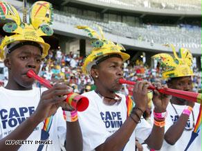 مشجعون من جنوب أفريقيا ينفخون بالأبواق التقليدية