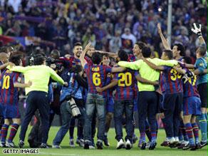 لاعبو فريق برشلونة يحتفلون بالفوز بالمباراة والبطولة