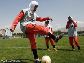 لاعبات إيرانيات ترتدين الحجاب ويتدربن على الكرة