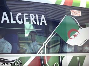 بعثة المنتخب الجزائري في طريقها إلى مقر إقامتها بجنوب إفريقيا