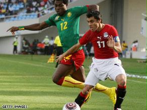 أحمد حسن يقترب من لقب ''عميد'' لاعبي العالم