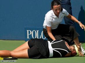 أزارينكا على الأرض إثر سقوطها أثناء المباراة