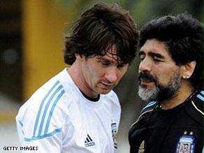 مدرب المنتخب الأرجنتيني مارادونا مع اللاعب ميسي