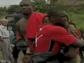 اعضاء منتخب توغو بعد تعرض حافلتهم للهجوم