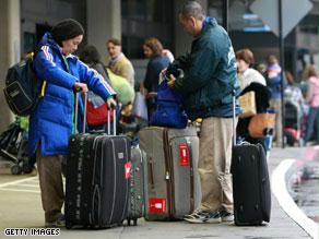 أعادت سلطات المطار تفتيش كافة المسافرين المقدر عددهم بالآلاف