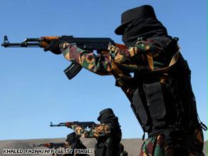 عناصر من تنظيم القاعدة يتدربون على إطلاق النار
