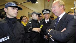 وزير الداخلية الفرنسي مع عدد من عناصر الشرطة