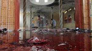 باكستانيون يزيلون الدماء وأثار الدمار التي خلفها الانفجار