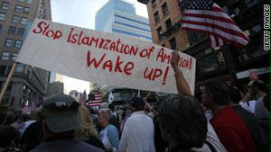 مناهضون لبناء المركز الإسلامي يرفعون لافتة تقول ''أوقفوا أسلمة أمريكا''